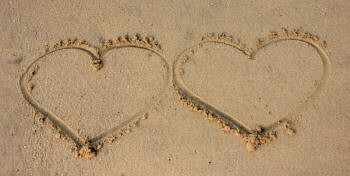Два сердечка на песке